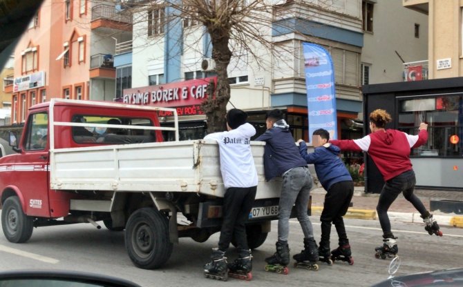 Patenli Gençlerin Müzik Eşliğinde Ölümle Dansı