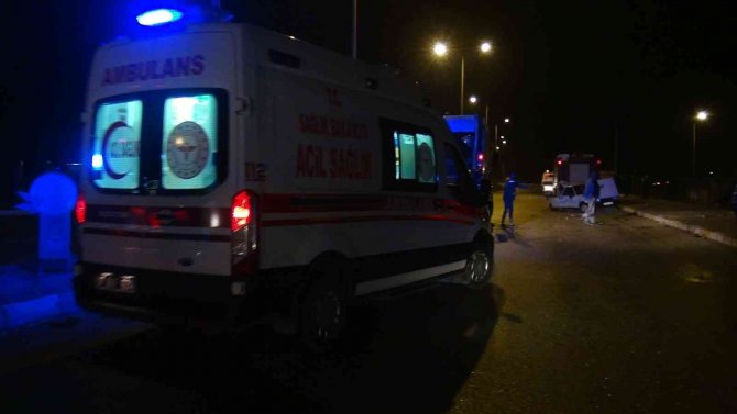 Kamyonet Araca Çarptı, Aynı Aileden 3 Kişi Ağır Yaralandı