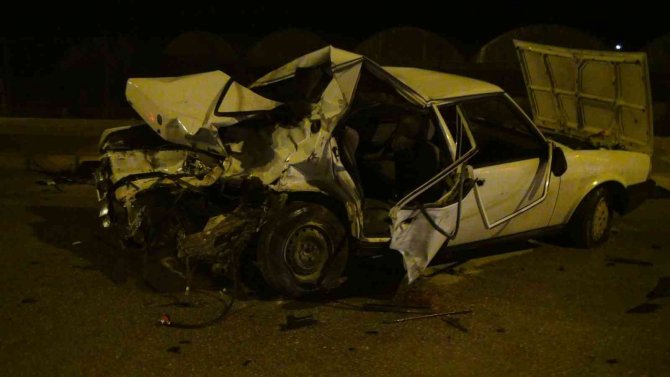 Kamyonet Araca Çarptı, Aynı Aileden 3 Kişi Ağır Yaralandı