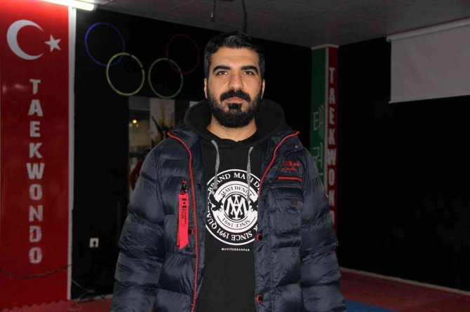 Öğrencilerinin Dersleri Aksayınca Spor Salonunu ‘Etüt Salonu’na Dönüştürdü