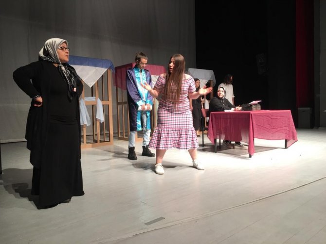 Birlik Vakfı ’Amca Size İ̇nsan Diyebilir Miyim?’ Tiyatro Oyununu Sergiledi