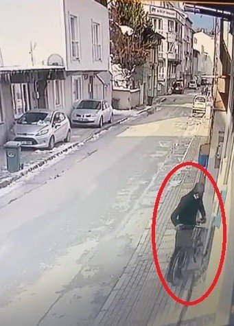 Elini Kolunu Sallayarak Bisikleti Çaldı, O Anlar Kameralara Yansıdı