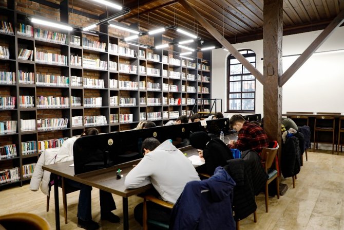 Nöbetçi Kitaphanelerde Sınav Yoğunluğu