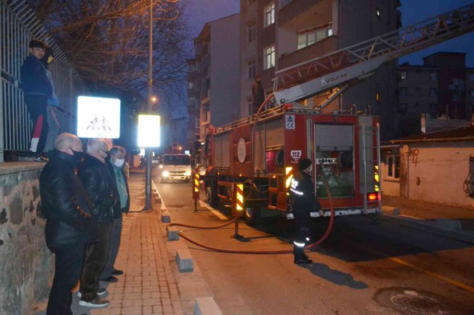 Çatı Yangını Mahalleliyi Sokağa Döktü