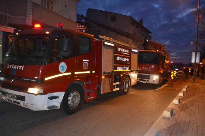 Çatı Yangını Mahalleliyi Sokağa Döktü