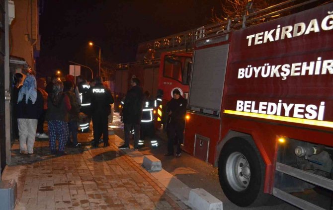 Çatı Yangını Mahalleliyi Sokağa Döktü