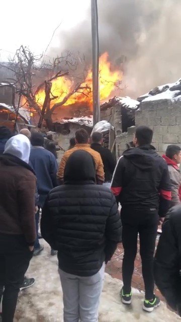 Alevlerin Yükseldiği 2 Ev Küle Döndü