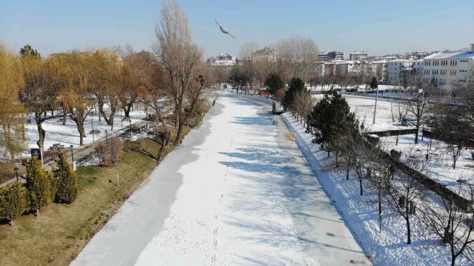 Buz Tutan Porsuk Çayı 2 Haftadır Çözülmedi