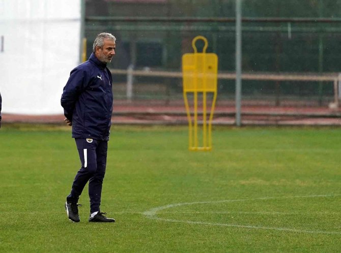 Fenerbahçe Yağmur Altında Çalıştı