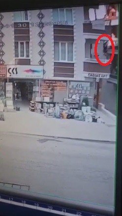 Balkon Demirini Keserken Dördüncü Kattan Düşerek Hayatını Kaybetti