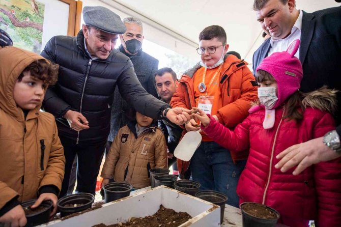İ̇zmir’de 3 Bin 816 Fidan Toprakla Buluştu