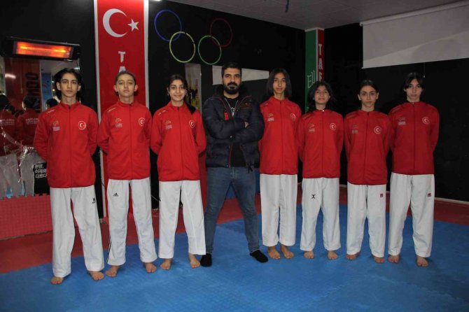 Öğrencilerinin Dersleri Aksayınca Spor Salonunu ‘Etüt Salonu’na Dönüştürdü