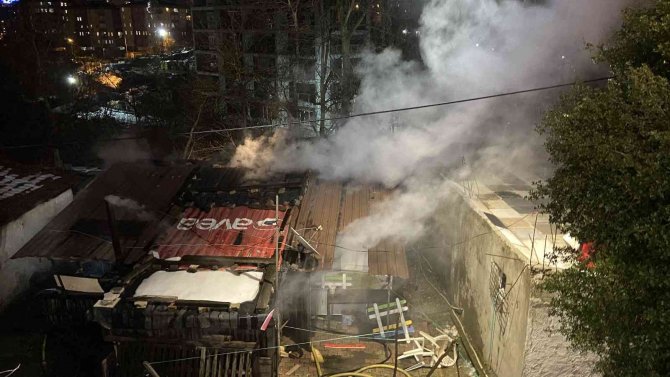 Kağıthane’de Gecekondu Yandı, Sahibi Gözyaşlarıyla İzledi