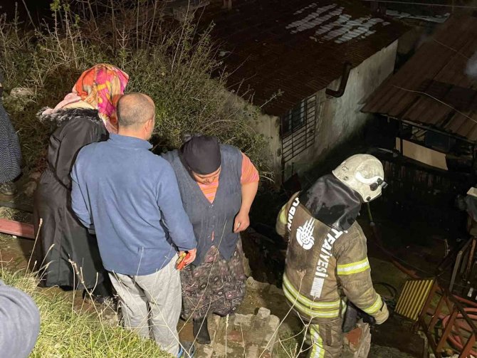 Kağıthane’de Gecekondu Yandı, Sahibi Gözyaşlarıyla İzledi