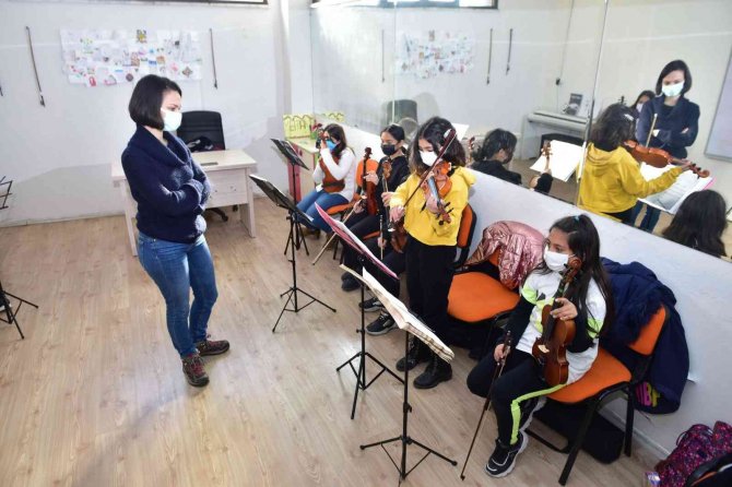 Çocuklar Zararlı Alışkanlıklardan Müzikle Uzaklaşıyorlar