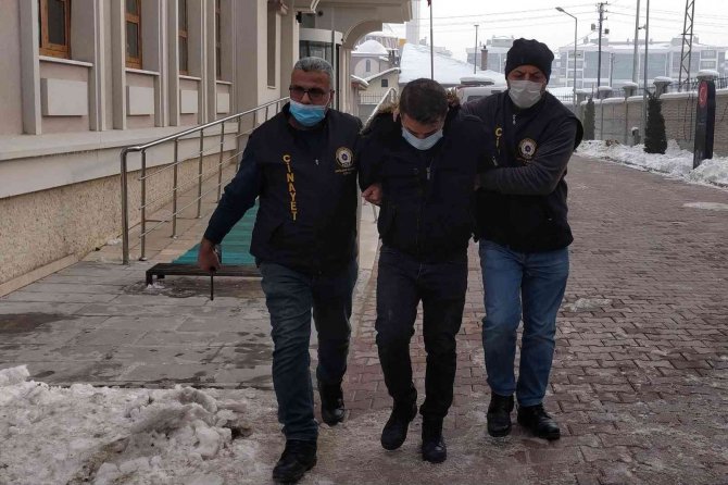 Çarptığı Yayayı Kontrol İçin Gelmiş, Otobüs Sürücüsünün Yardım Ettiğini Görünce Geri Kaçmış