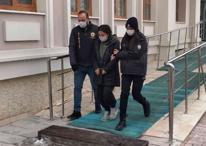 Annesinin Ölümüne Neden Olan Genç Kız Adliyeye Sevk Edildi