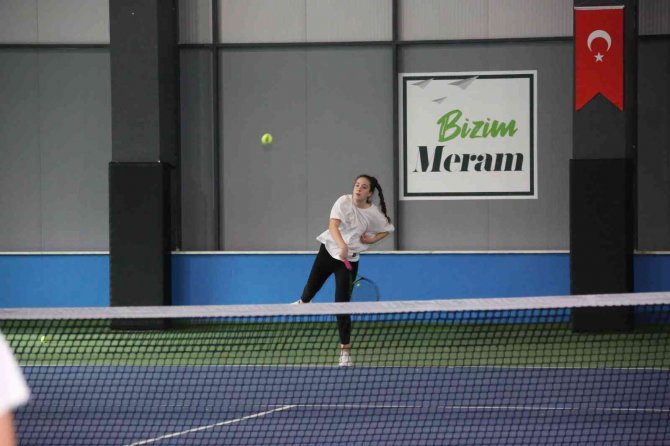 Meram 3. Kort Tenis Turnuvası Birbirinden Heyecanlı Karşılaşmalara Sahne Oluyor
