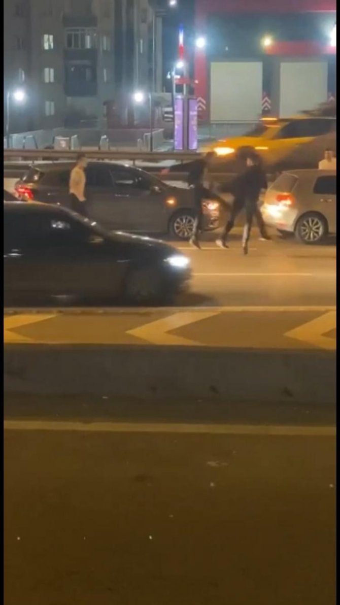 Maltepe’de Yol Verme Tartışmasında D-100 Karayolu Ringe Dönüştü: Tekmeler Yumruklar Havada Uçuştu