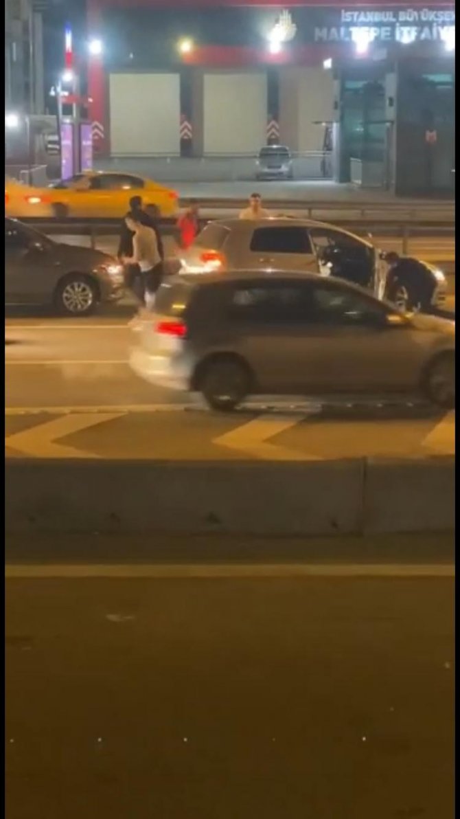 Maltepe’de Yol Verme Tartışmasında D-100 Karayolu Ringe Dönüştü: Tekmeler Yumruklar Havada Uçuştu
