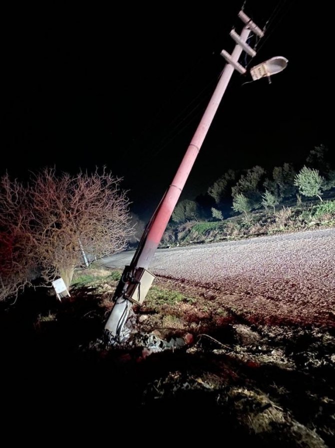 Manisa’da Otomobil Elektrik Direğine Çarptı: 1 Ölü, 2 Yaralı