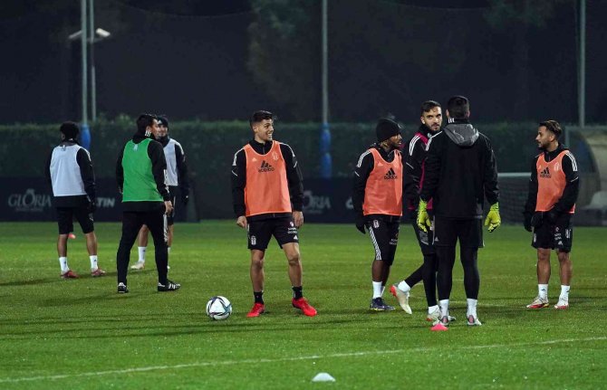 Beşiktaş Yağmur Altında Çalıştı