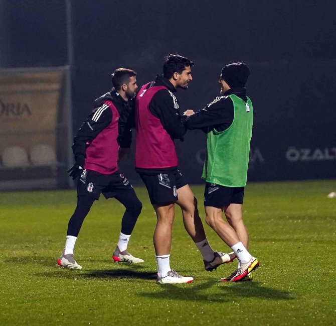 Beşiktaş Yağmur Altında Çalıştı