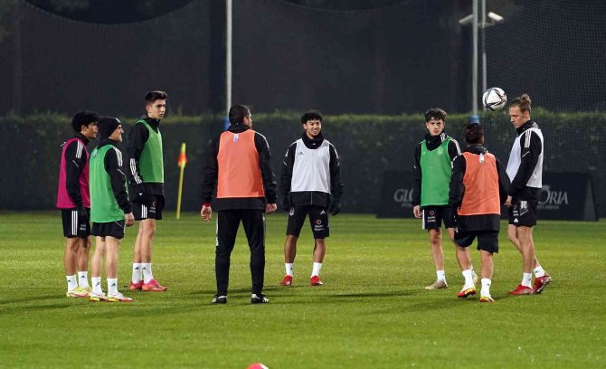 Beşiktaş Yağmur Altında Çalıştı