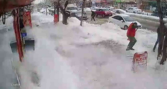 Çatıdan Düşen Buz Kütlesinden Son Anda Kurtuldu
