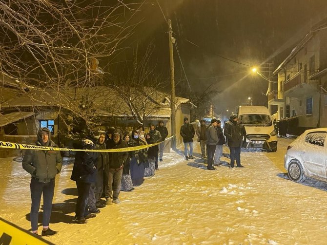 Evinde Boğazı Kesilerek Öldürülen Kadın Cinayetinde İhbarda Bulunan Oğlu Tutuklandı