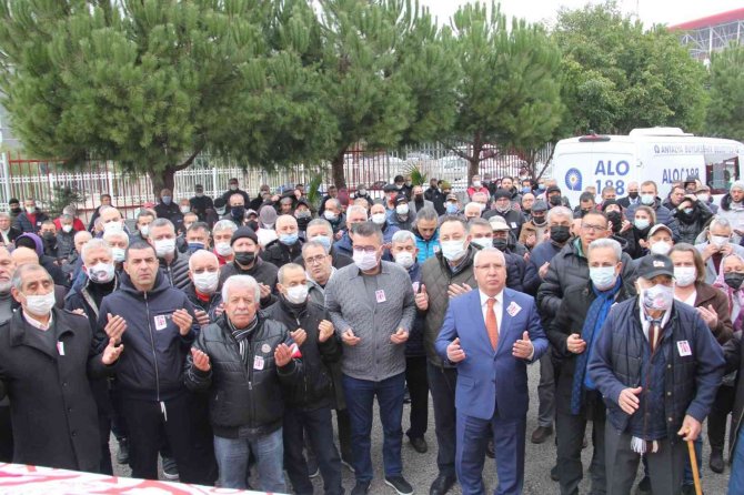 Antalyaspor’un Eski Futbolcusu Oral Yenigün Törenle Toprağa Verildi