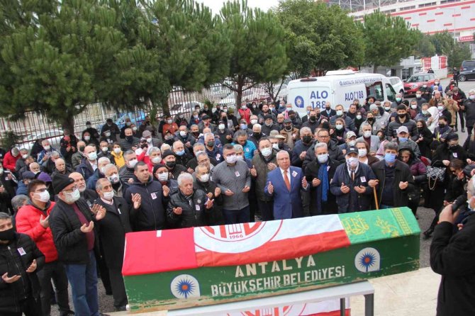 Antalyaspor’un Eski Futbolcusu Oral Yenigün Törenle Toprağa Verildi