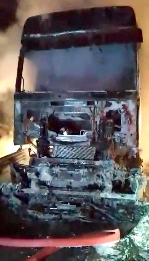 Otoyolda Alev Alev Yanan Tırdan Geriye Demir Yığını Kaldı