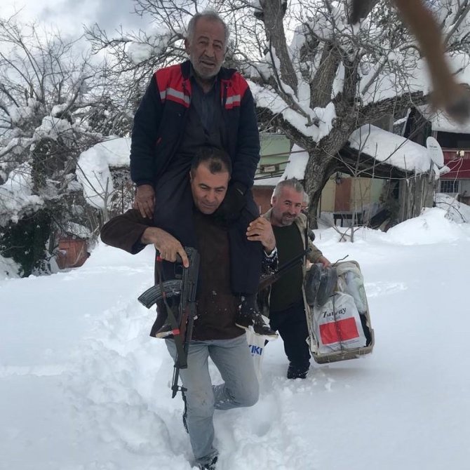Yolu Kapanan Yaylada Mahsur Kalan 3 Kişi Kurtarıldı