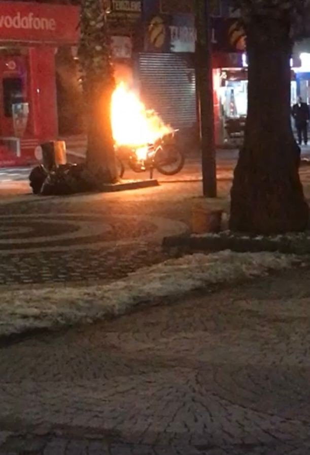 Motosiklet Alev Alev Yandı