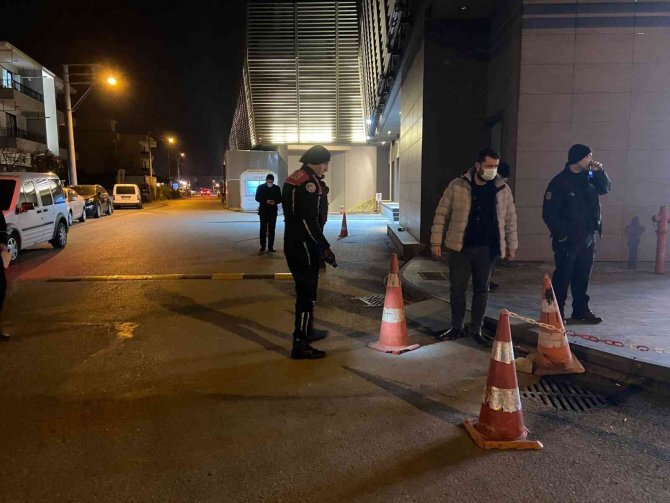 Avm Önünde Silahlı Kavga: 2 Yaralı