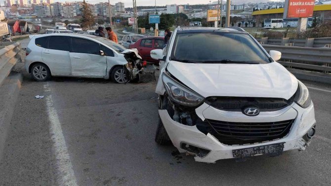 Köprü Girişinde Otomobiller Çarpıştı: 1 Yaralı