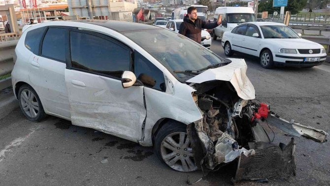 Köprü Girişinde Otomobiller Çarpıştı: 1 Yaralı