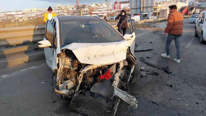 Köprü Girişinde Otomobiller Çarpıştı: 1 Yaralı