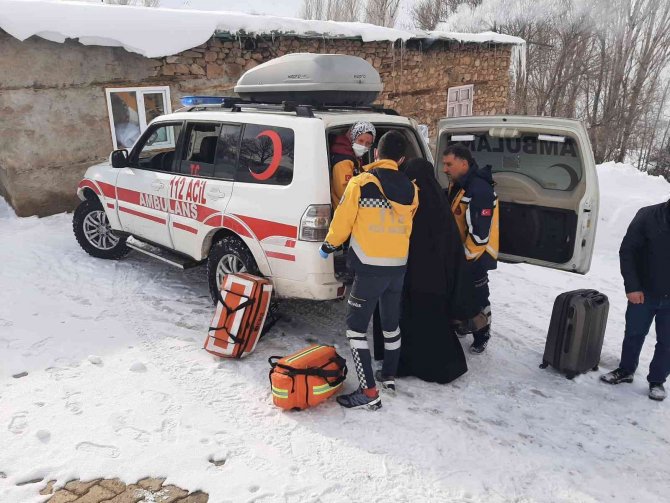 3 Saatlik Çalışmayla Yol Açıldı, Hamile Kadın Hastaneye Ulaştırıldı