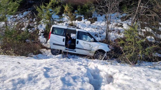Sinop’ta Araç Şarampole Yuvarlandı: 3 Yaralı