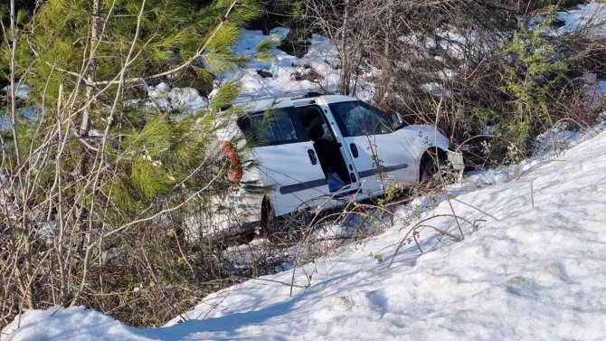 Sinop’ta Araç Şarampole Yuvarlandı: 3 Yaralı