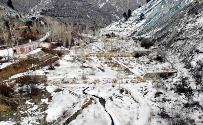 Erzincan’da Dereler Buz Tuttu