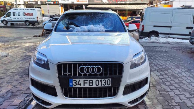 Sultangazi’de Çatıdan Düşen Kar Yığını Lüks Otomobile Zarar Verdi
