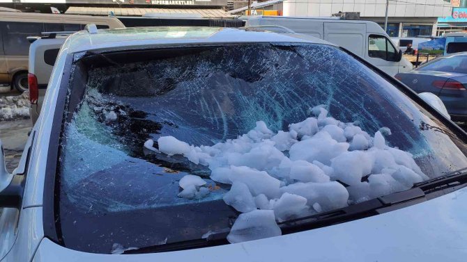 Sultangazi’de Çatıdan Düşen Kar Yığını Lüks Otomobile Zarar Verdi