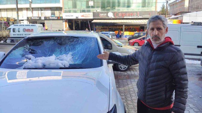 Sultangazi’de Çatıdan Düşen Kar Yığını Lüks Otomobile Zarar Verdi