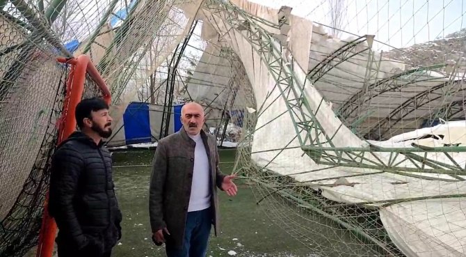 Karın Ağırlığına Dayanamayarak Çöktü, O Anlar Güvenlik Kamerasına Yansıdı