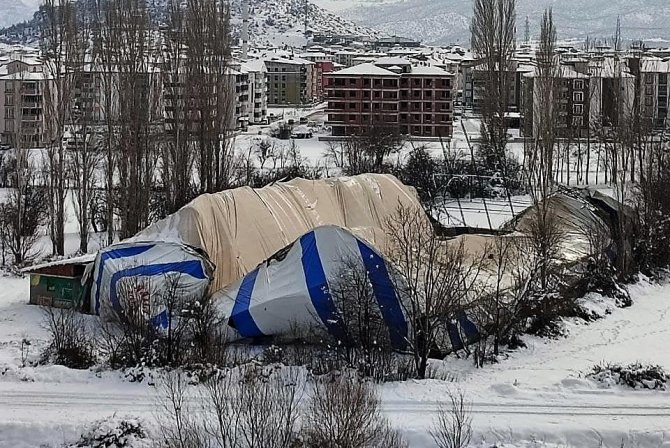 Karın Ağırlığına Dayanamayarak Çöktü, O Anlar Güvenlik Kamerasına Yansıdı