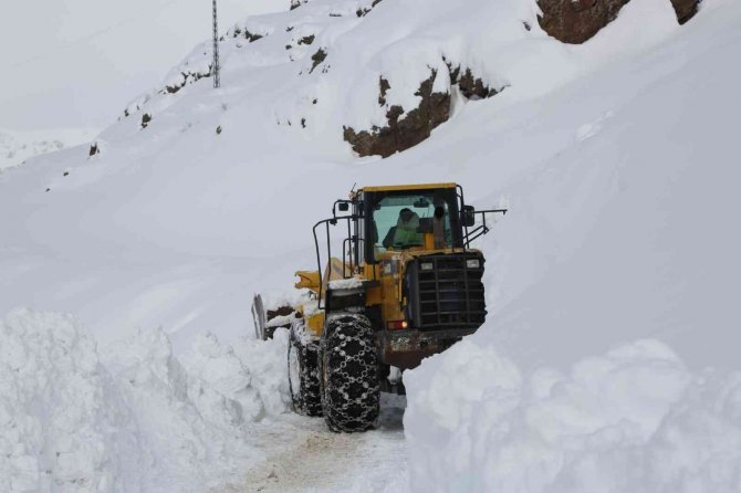 Tunceli’de Kapalı Bulunan 69 Köy Yolunu Ulaşıma Açma Çalışmaları Sürüyor