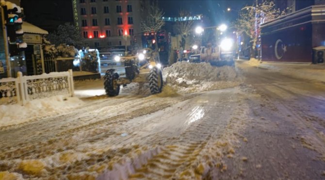 Van’da Yoğun Kar Yağışı Ekipleri Alarma Geçirdi